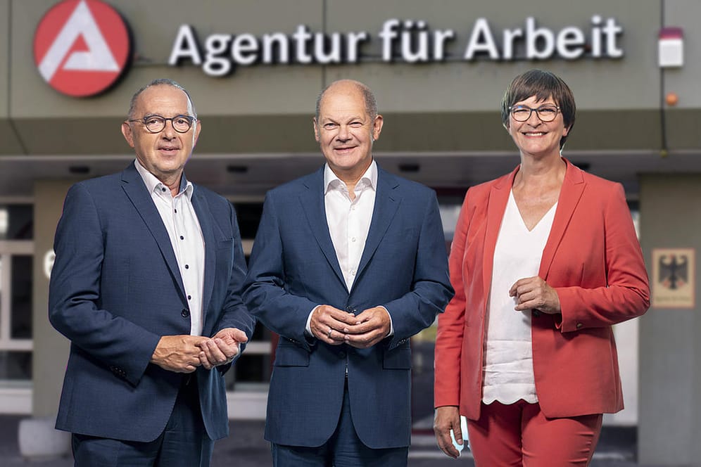 Olaf Scholz (M.) mit Norbert Walter-Borjans und Saskia Esken (Fotomontage): Das Bürgergeld ist vor allem der SPD seit Jahren ein Anliegen.