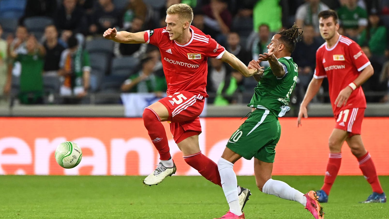 Timo Baumgartl (l.) im Duell mit Tjaronn Chery.