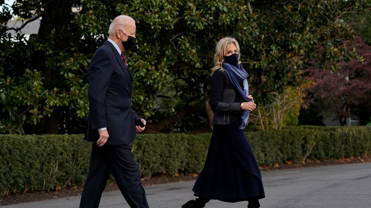 US-Präsident Joe Biden und seine Frau Jill Biden haben sich in einer Videoansprache an die Bürgerinnen und Bürger gewandt.