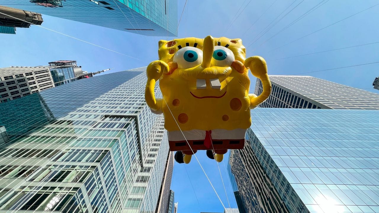 Ein Spongebob-Ballon schwebt während der Parade über der 6th Avenue in New York.