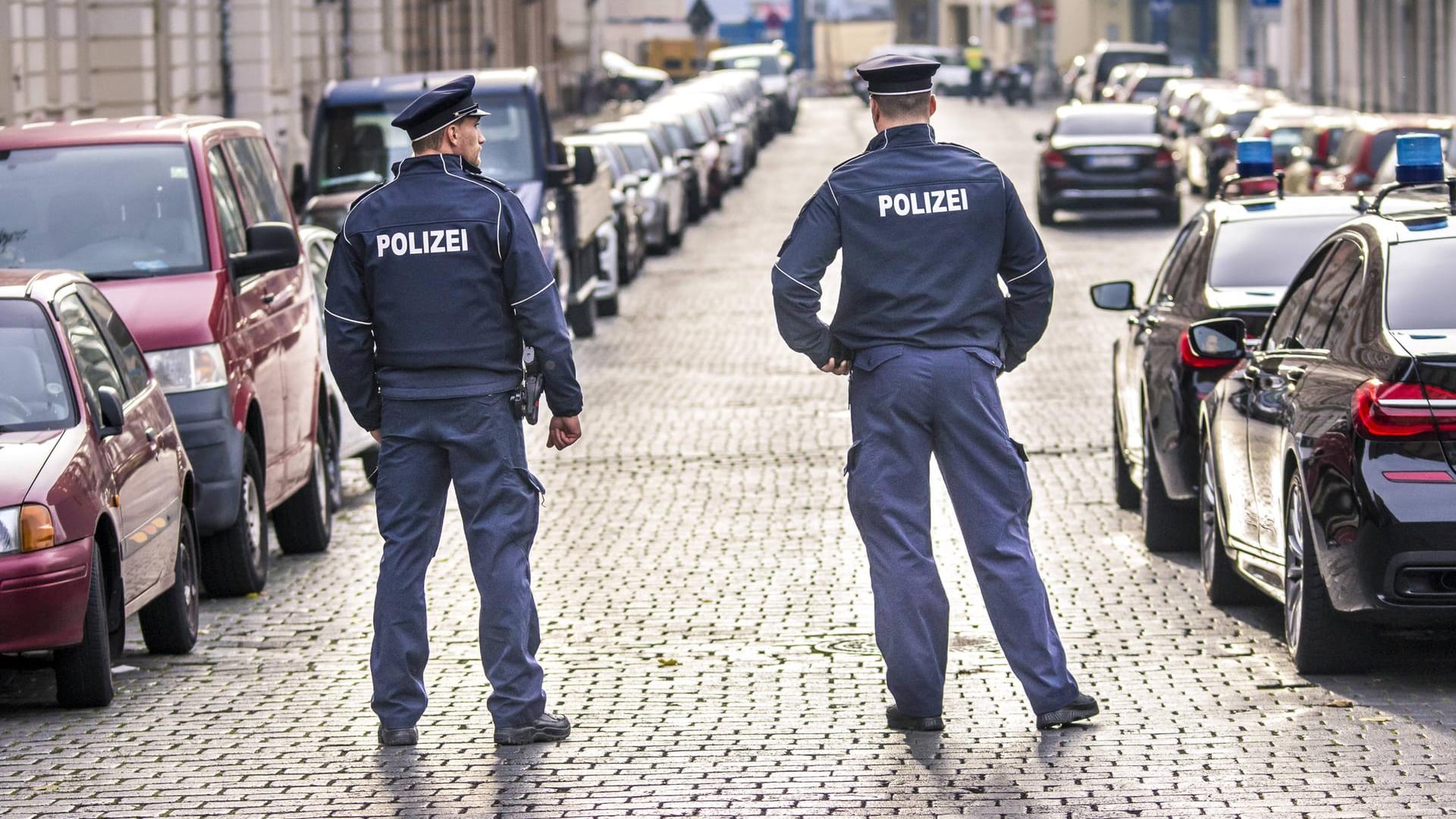 Leipziger Polizisten im Einsatz (Symbolbild): Zwei Kollegen sollen rumänische Männer verletzt und fremdenfeindlich beleidigt haben.