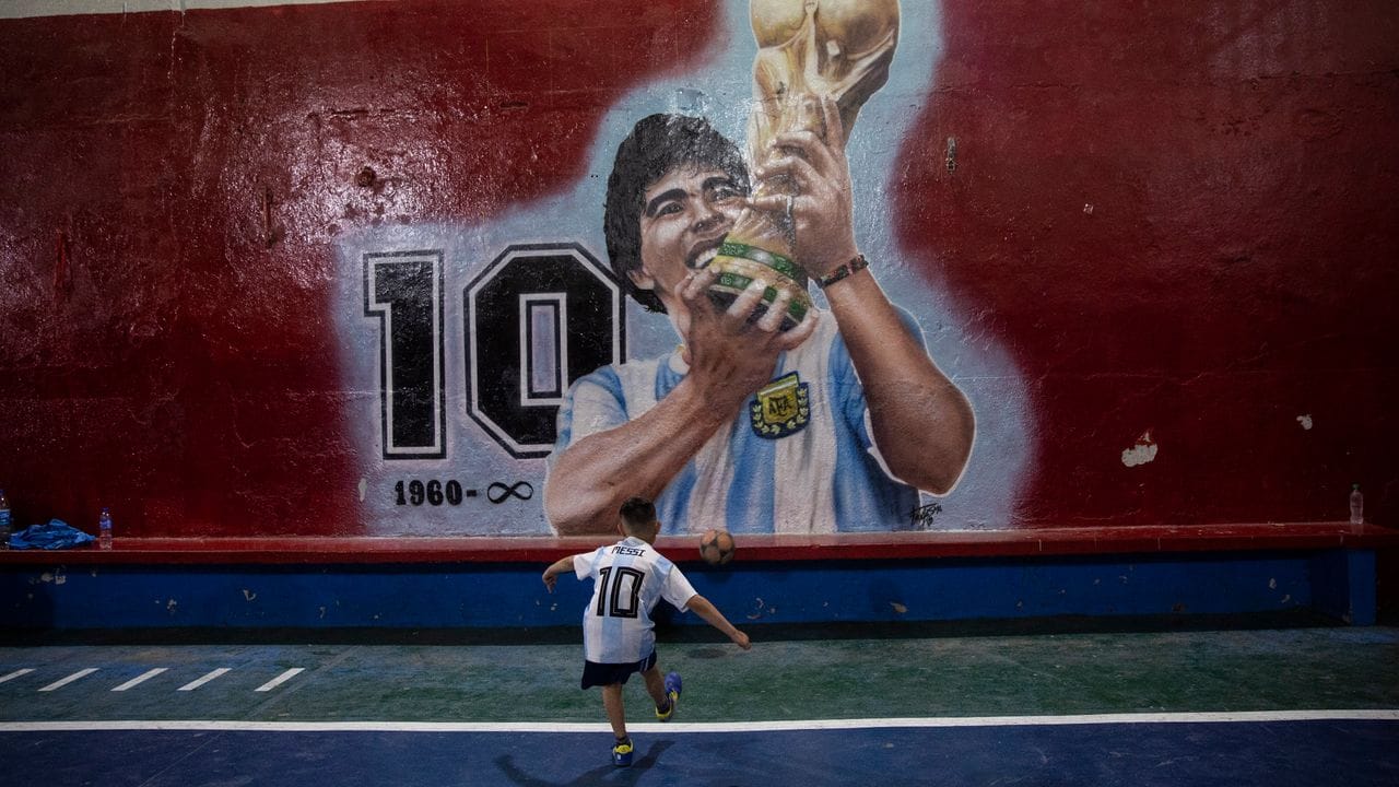 Ein Wandgemälde mit der verstorbenen Fußballlegende in Buenos Aires.