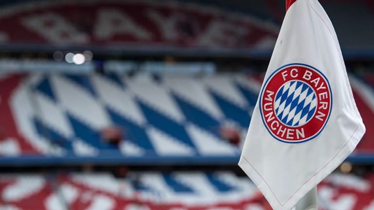 Eine Eckfahne mit dem Logo vom FC Bayern München