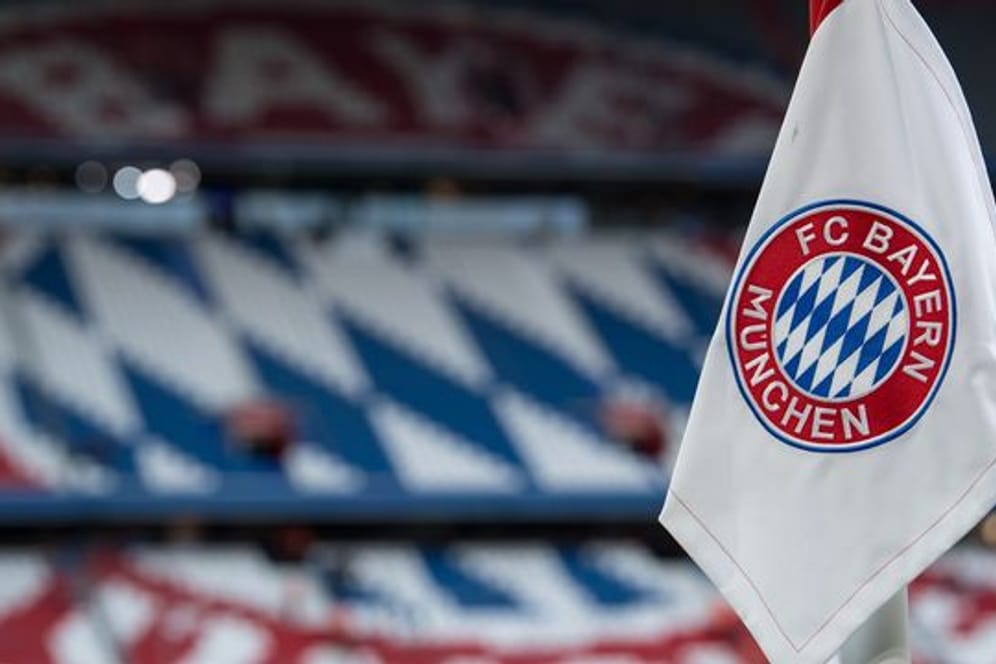 Eine Eckfahne mit dem Logo vom FC Bayern München