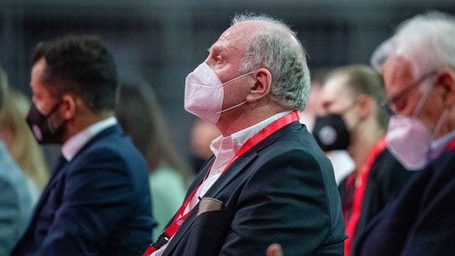 Bayern Münchens Ehrenpräsident Uli Hoeneß verfolgt die Jahreshauptversammlung.