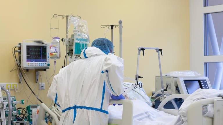 Medizinisches Personal kümmert sich um Corona-Patient (Symbolbild): Der Arzt soll sich nach der Aufnahme auf die Covid-Intensivstation infiziert haben.