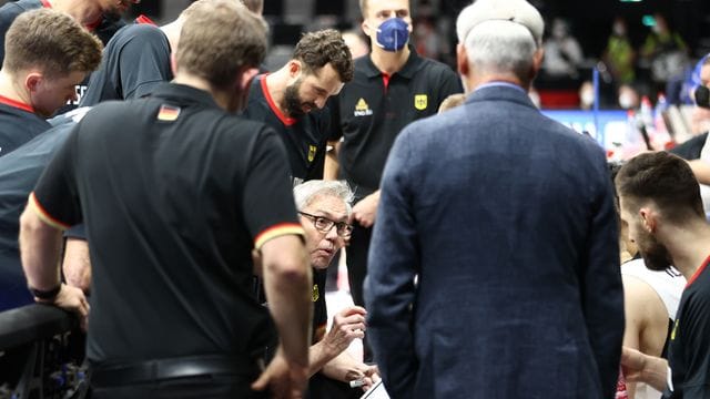 Der neue Bundestrainer Gordon Herbert (M) gibt während einer Auszeit Anweisungen. Der neue Bundestrainer Gordon Herbert (M) gibt während einer Auszeit Anweisungen.
