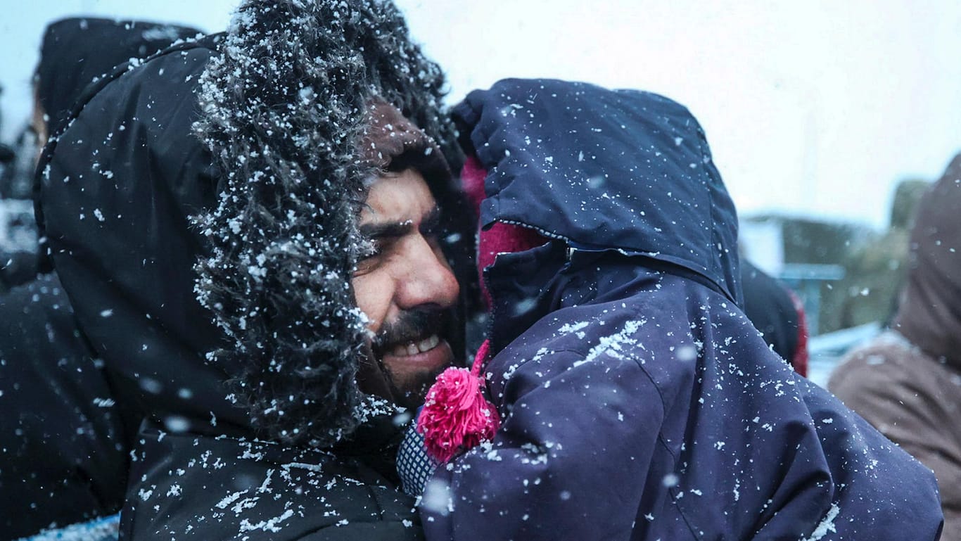 Ein Mann hält seine Tochter: Mehrere tausend Migranten sollen derzeit in Belarus sein.