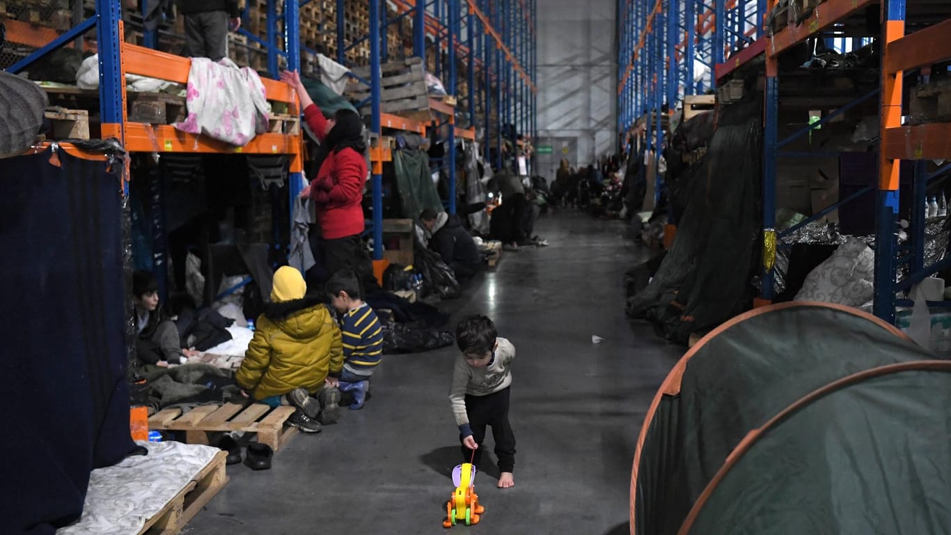 Rund 2.000 Migranten wurden wegen der Kälte in einer Logisitikhalle nahe der polnischen Grenze untergebracht: Viele andere harren noch im Wald aus.