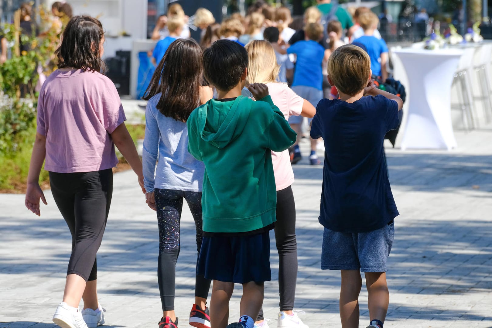 Schüler in Düsseldorf (Symbolbild): Es gibt laut RKI vermehrt Corona-Ausbrüche an Schulen.