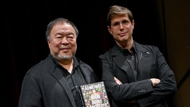 Ai Weiwei (l) und Daniel Kehlmann stellen im Berliner Ensemble die Autobiographie "1000 Jahre Freud und Leid" des Künstlers vor.