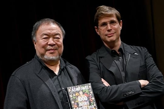 Ai Weiwei (l) und Daniel Kehlmann stellen im Berliner Ensemble die Autobiographie "1000 Jahre Freud und Leid" des Künstlers vor.