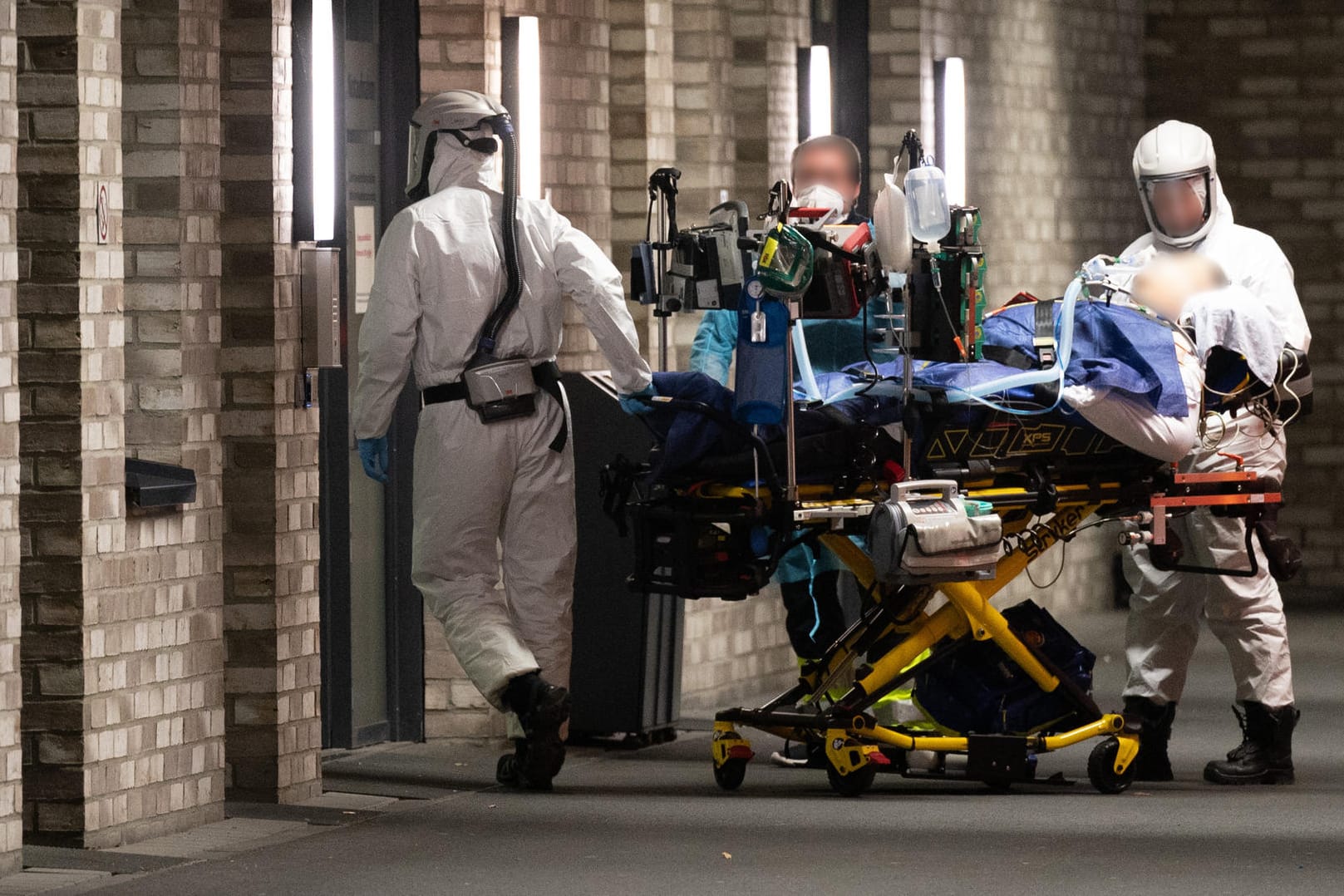 Patientenverlegung in Deutschland: Die Kliniken drohen angesichts der steigenden Corona-Fälle zu überlasten.