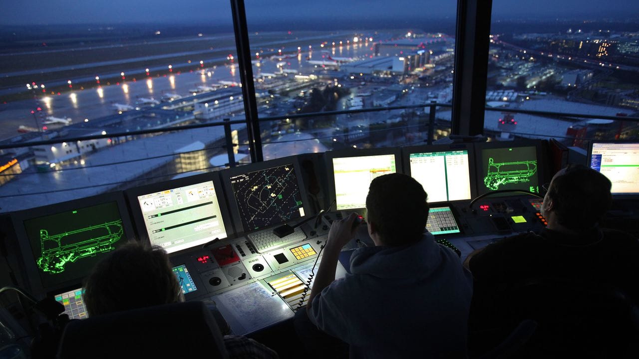 Fluglotsen regeln im Tower den Luftverkehr, in einer anspruchsvollen Ausbildung lernen sie mit dem Equipment umzugehen. Fluglotsen regeln im Tower den Luftverkehr, in einer anspruchsvollen Ausbildung lernen sie mit dem Equipment umzugehen.