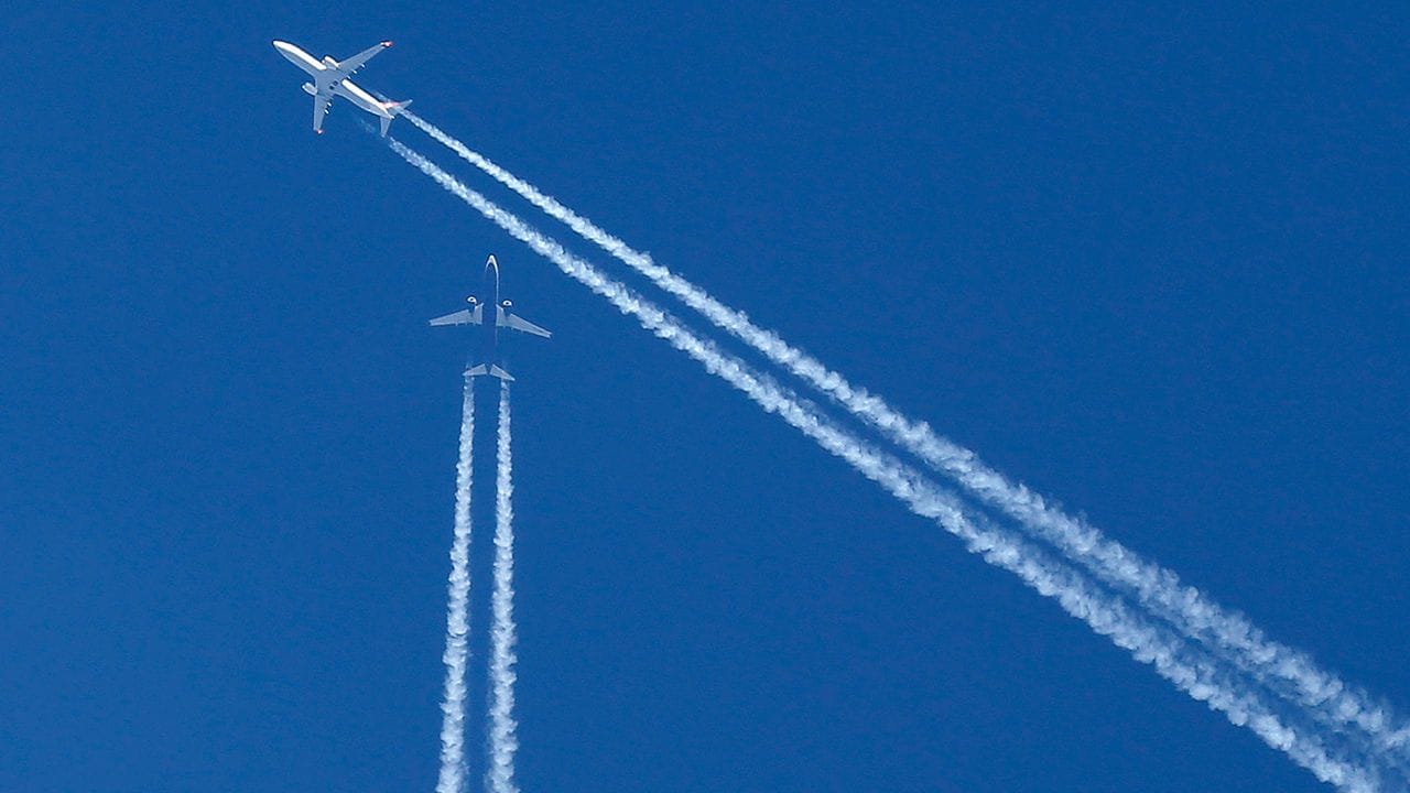 Fluglotsinnen und -lotsen sind dafür zuständig, dass Flugzeuge in ihrem Luftraum die Verkehrsregeln einhalten. Fluglotsinnen und -lotsen sind dafür zuständig, dass Flugzeuge in ihrem Luftraum die Verkehrsregeln einhalten.