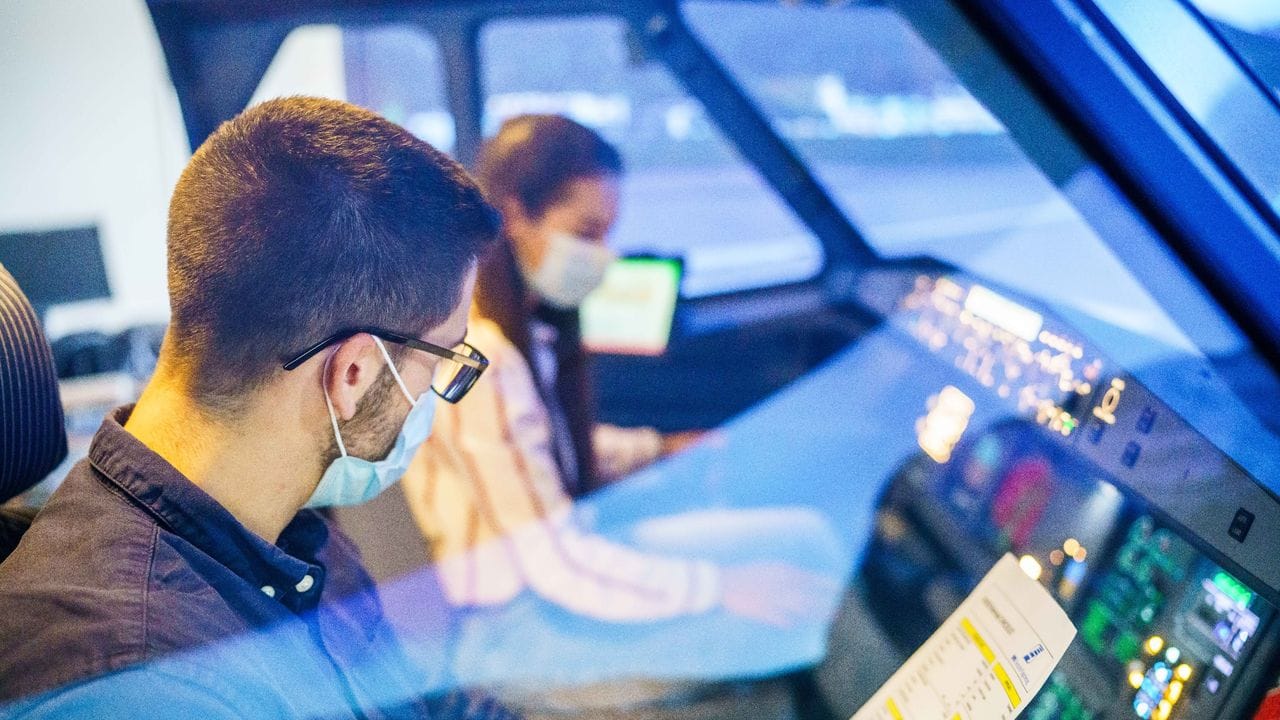 Zur Lotsenausbildung gehört auch die Flugsimulation: Die angehenden Lotsen lernen so die Abläufe im Cockpit kennen. Zur Lotsenausbildung gehört auch die Flugsimulation: Die angehenden Lotsen lernen so die Abläufe im Cockpit kennen.