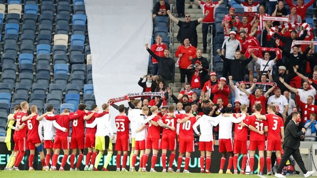 Die Unioner lassen sich von den mitgereisten Fans feiern.