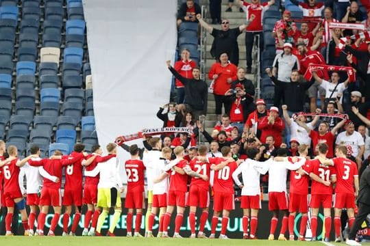 Die Unioner lassen sich von den mitgereisten Fans feiern.