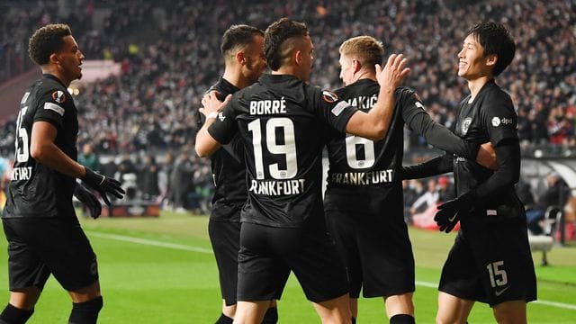 Frankfurts Daichi Kamada (r) jubelt nach seinem Tor zum 1:0 gegen Antwerpen mit Lucas Silva Melo (l-r), Filip Kostic, Rafael Santos Borré und Kristijan Jakic.