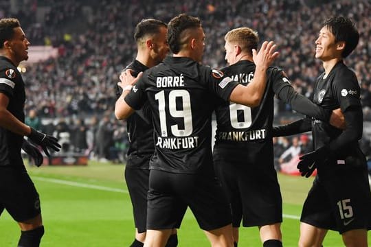 Frankfurts Daichi Kamada (r) jubelt nach seinem Tor zum 1:0 gegen Antwerpen mit Lucas Silva Melo (l-r), Filip Kostic, Rafael Santos Borré und Kristijan Jakic.