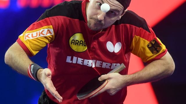 Tischtennis-Ass Timo Boll beim Aufschlag.