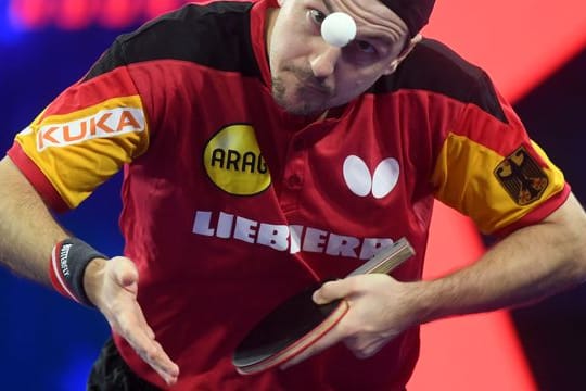 Tischtennis-Ass Timo Boll beim Aufschlag.