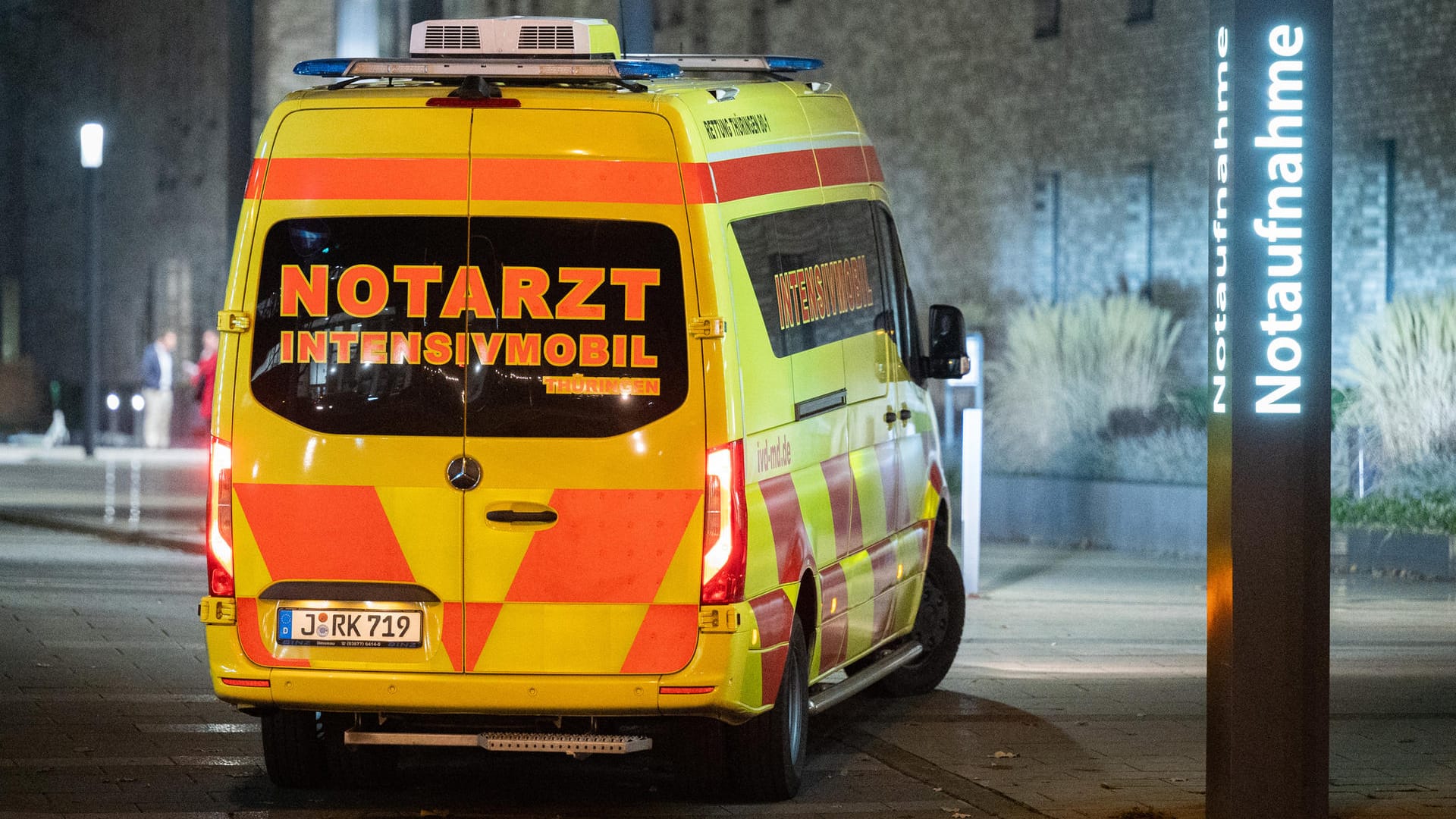 In einem Notarzt-Intensivmobil wurde der Patient auf den letzten Metern ins Krankenhaus Siloah gebracht.