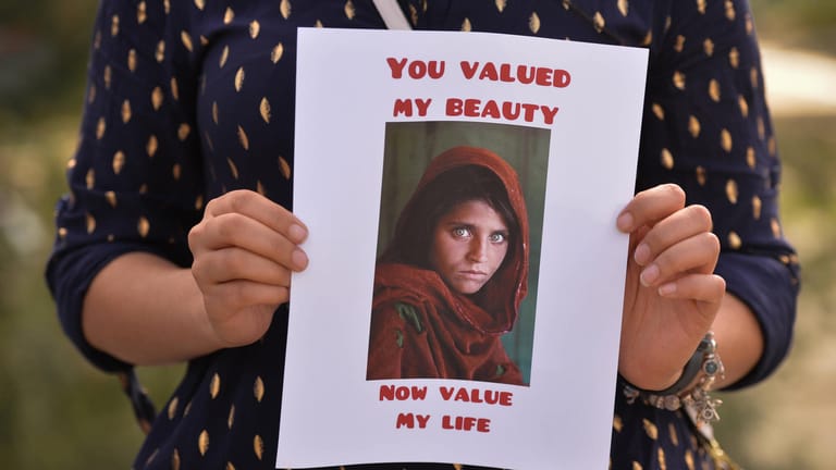 Mit diesem Foto wurde Gula berühmt: "Ihr habt meine Schönheit geschätzt, jetzt schätzt mein Leben" fordert eine Demonstrantin bei einem Protest im August 2021.