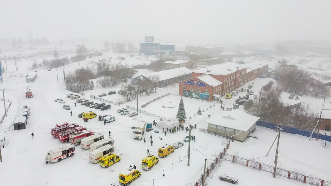 Krankenwagen und Feuerwehrfahrzeuge stehen in der Nähe des Kohlebergwerks "Listwjaschnaja" außerhalb der sibirischen Stadt Kemerowo, etwa 3.