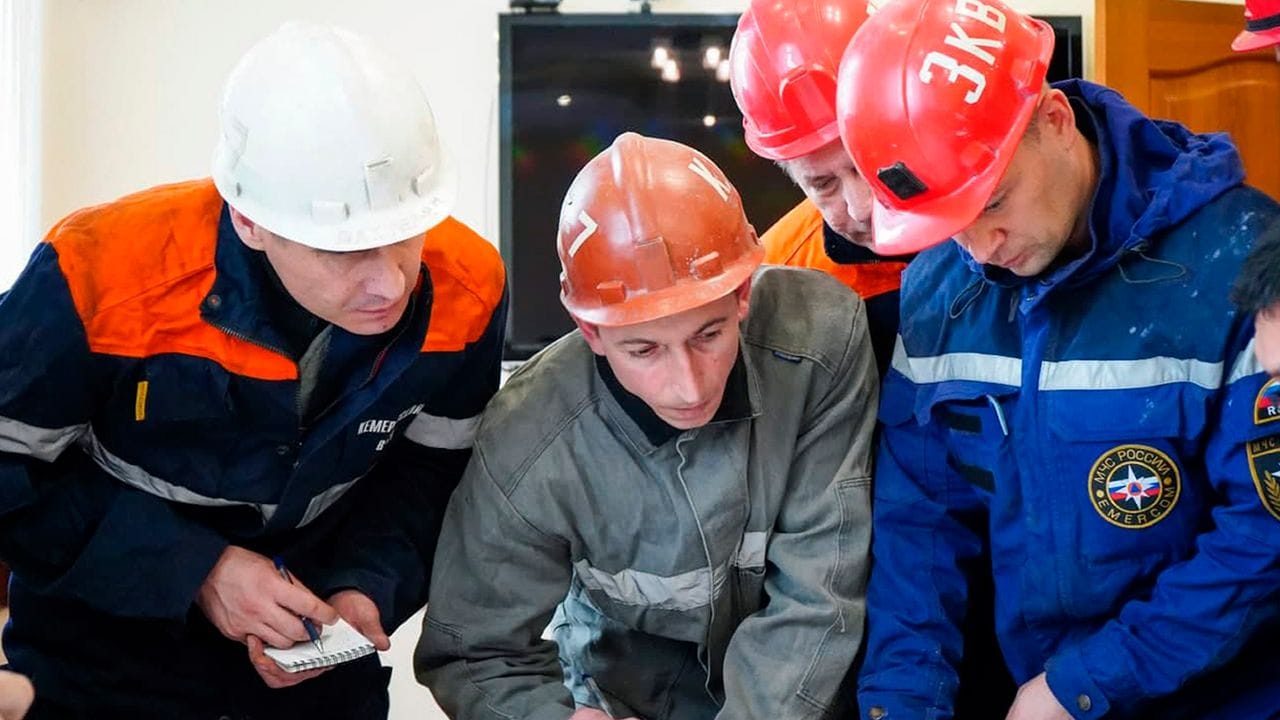 Nach dem schwersten Grubenunglück in Russland seit Jahren mit mindestens 52 Toten wollen die Rettungskräfte die Suche nach den verunglückten Bergleuten fortsetzen.