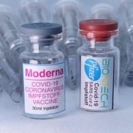 Biontech- und Moderna-Dosen: Das Gesundheitsministerium hält seine Versprechungen nicht ein, kritisieren die Kassenärzte.