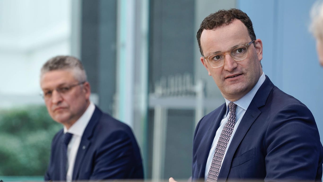 Lothar Wieler (l) und Jens Spahn (r): Die Corona-Lage droht zu eskalieren.