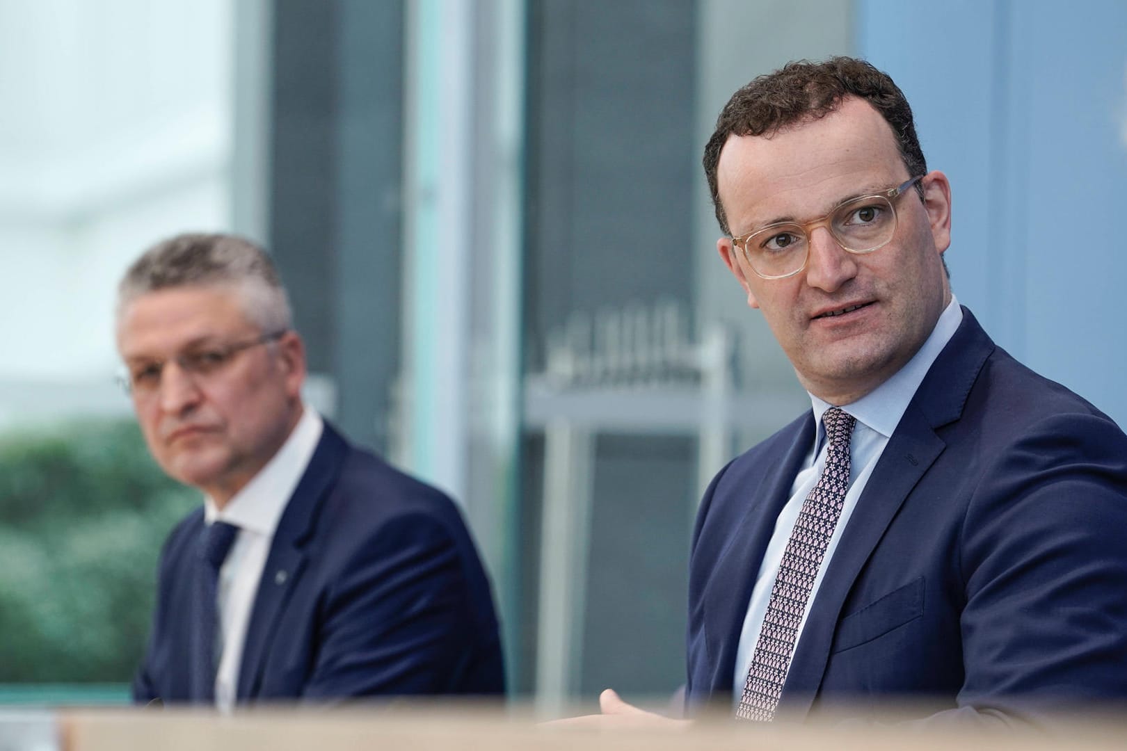 Lothar Wieler (l) und Jens Spahn (r): Die Corona-Lage droht zu eskalieren.