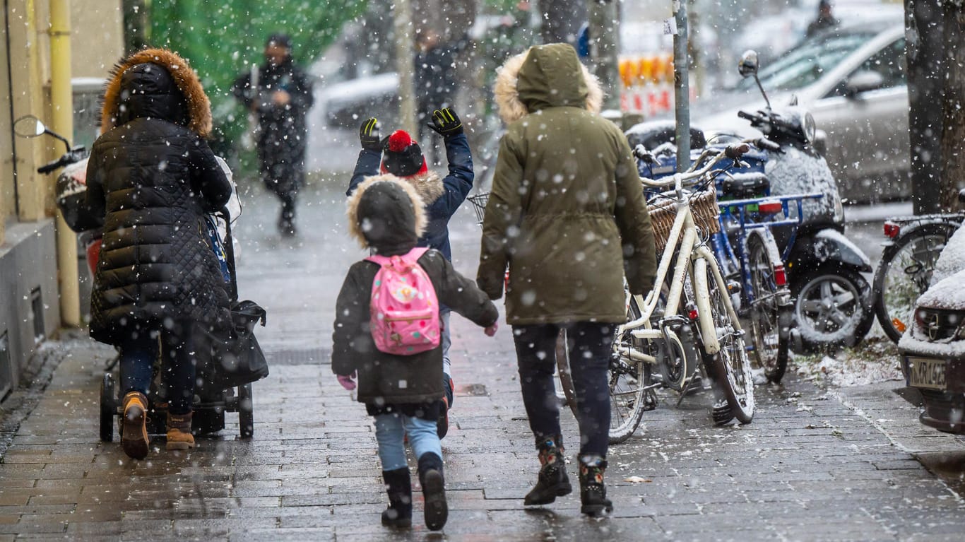 Erster Schnee in München (Archivbild): Auch am Wochenende soll es in der bayrischen Landeshauptstadt schneien.