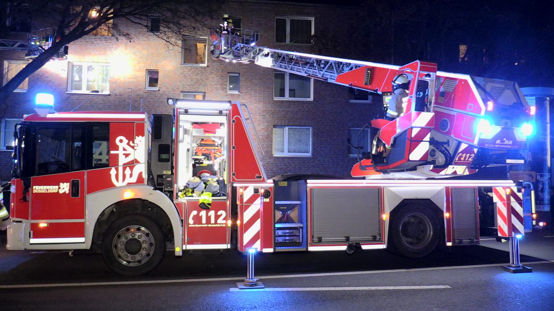 Die Feuerwehr im Einsatz an dem Gebäude: Mit der Drehleiter wurden mehrere Menschen ins Freie gebracht. Die Feuerwehr im Einsatz an dem Gebäude: Mit der Drehleiter wurden mehrere Menschen ins Freie gebracht.