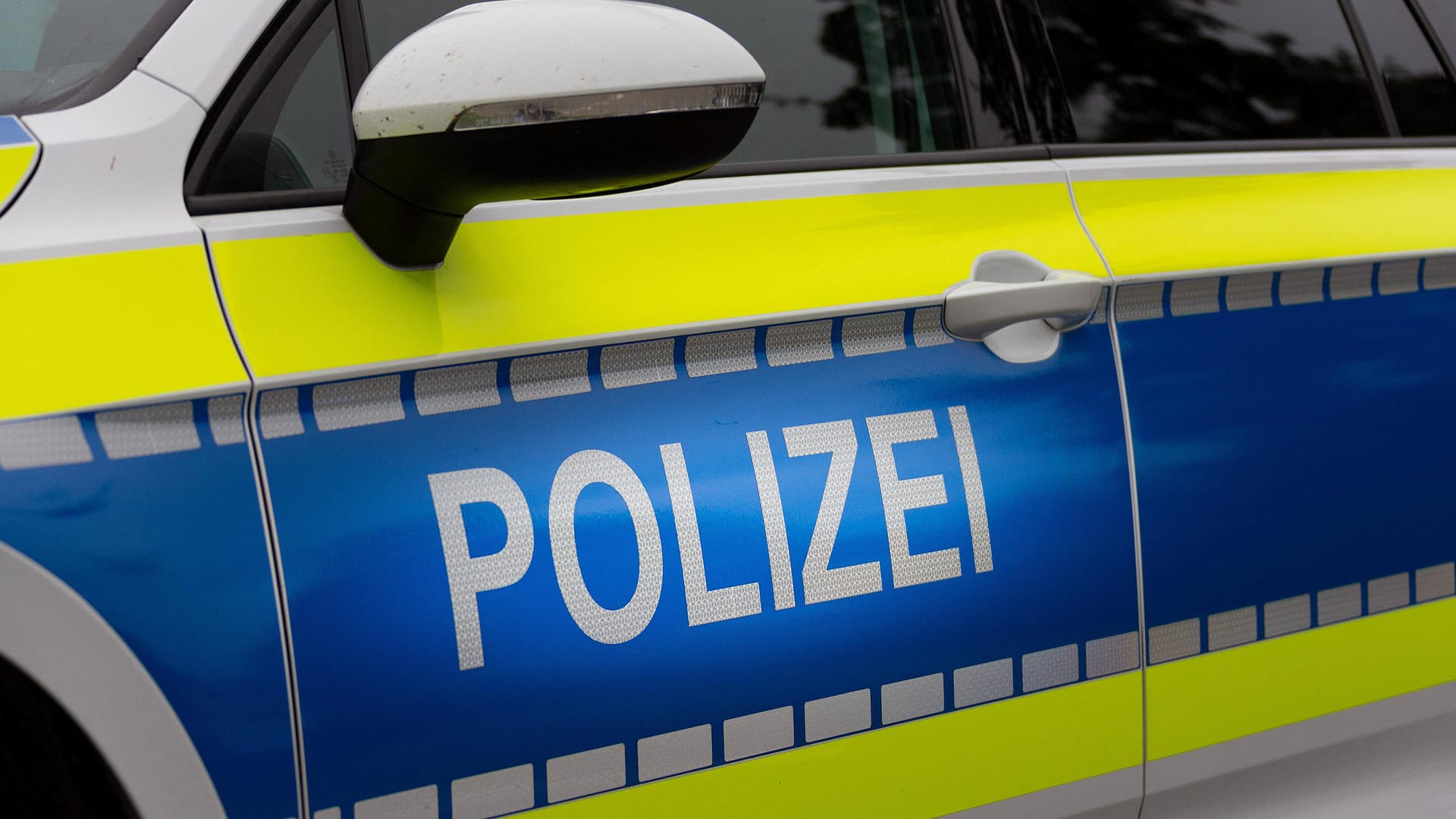 Einsatzfahrzeug der Polizei (Symbolbild): Warum die Beamten am Friedhof zugriffen, ist bislang nicht bekannt. Einsatzfahrzeug der Polizei (Symbolbild): Warum die Beamten am Friedhof zugriffen, ist bislang nicht bekannt.