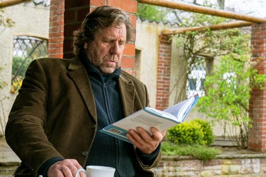 Uwe Rohde als Morten Rasmussen in einer Szene aus "Der Flensburg-Krimi: Der Tote am Strand".