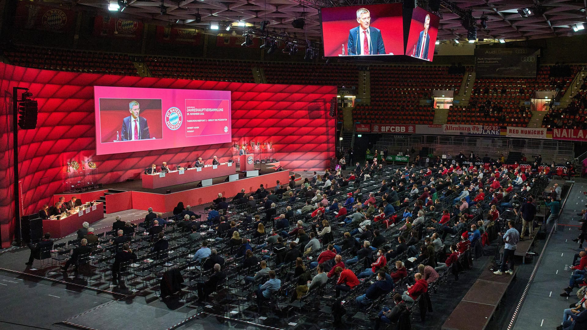 Blick in den Audi Dome: So saß man gestern bei der JHV zusammen.