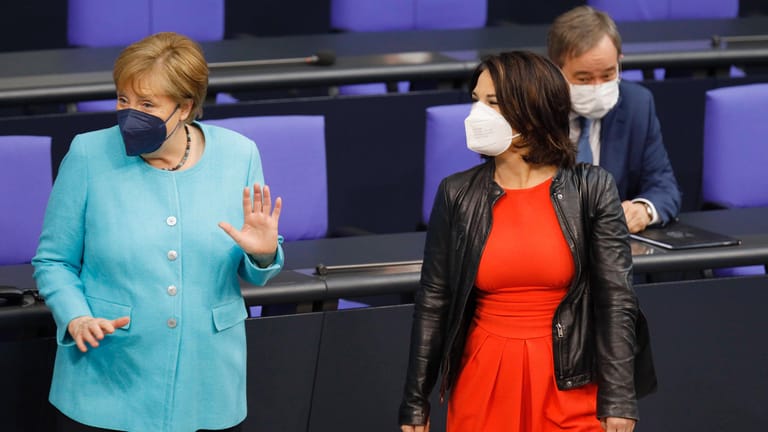 Angela Merkel und Annalena Baerbock im Bundestag (Archivbild): Die Grünen-Politikerin sieht Merkels Telefonate mit Belarus kritisch.