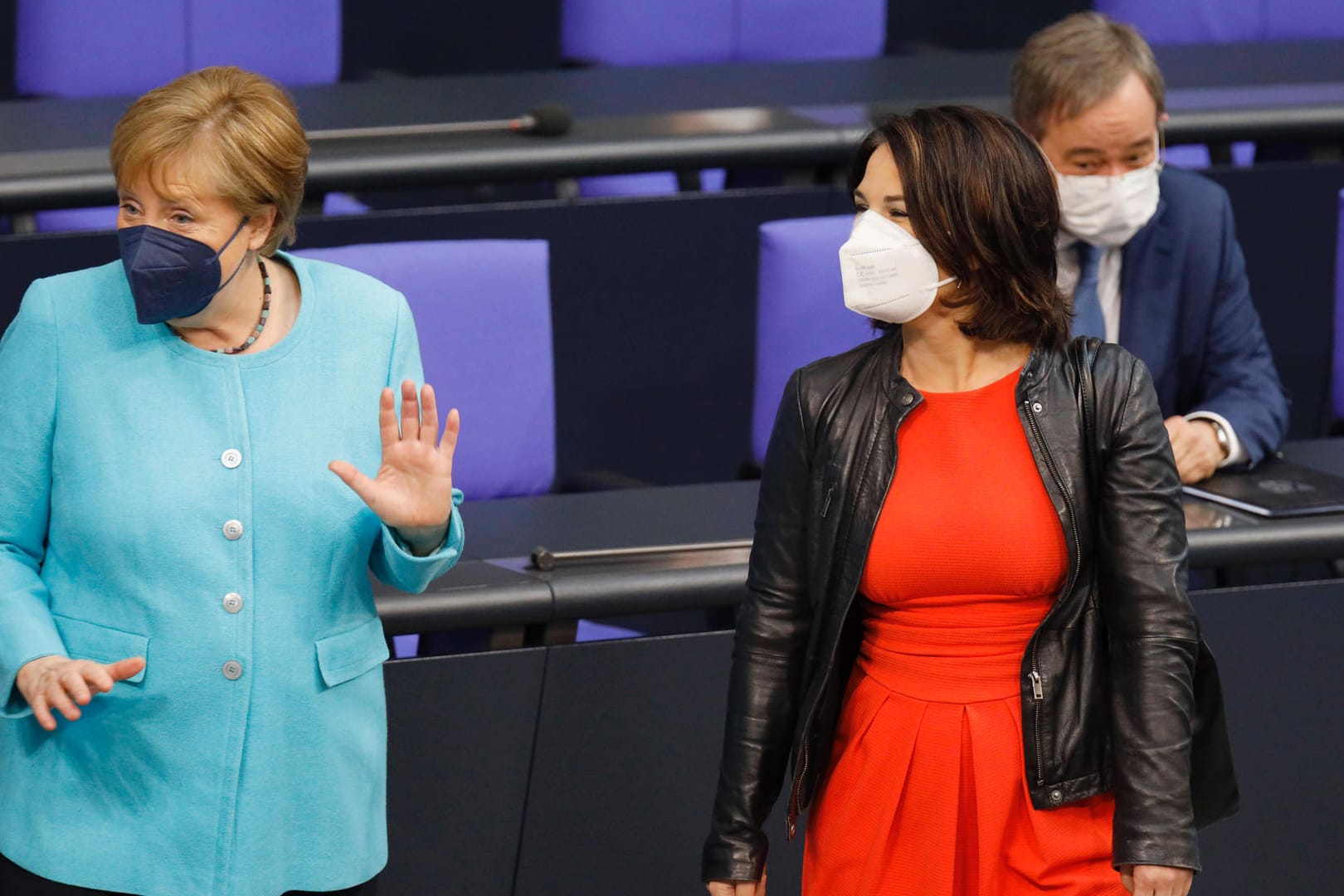 Angela Merkel und Annalena Baerbock im Bundestag (Archivbild): Die Grünen-Politikerin sieht Merkels Telefonate mit Belarus kritisch.