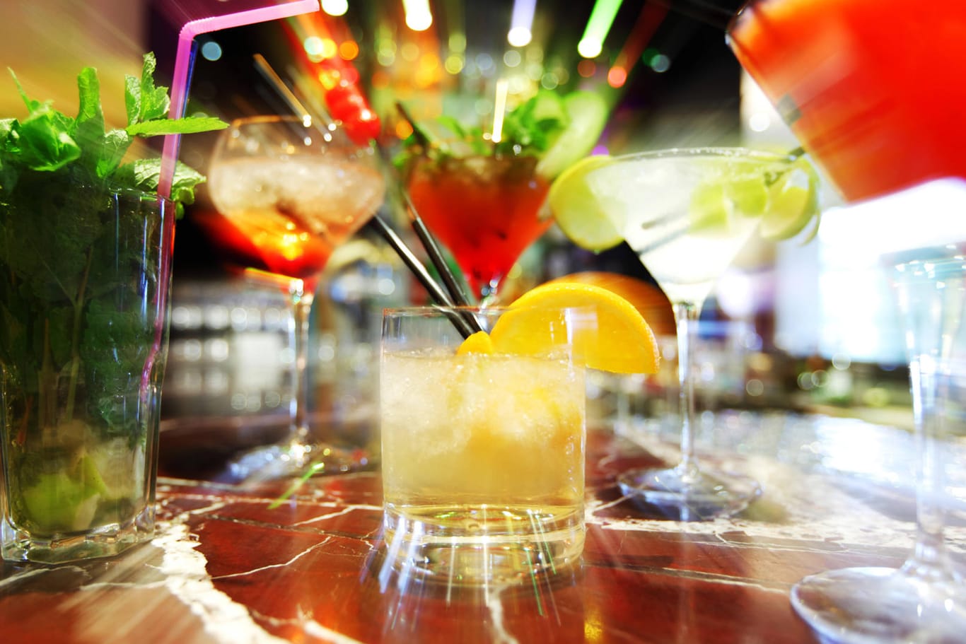 Cocktails an einer Bar sind verschwommen (Symbolbild): Seit das Nachtleben in Hamburg wieder belebter wird, werden vermehrt Angriffe mit Ko-Tropfen gemeldet.