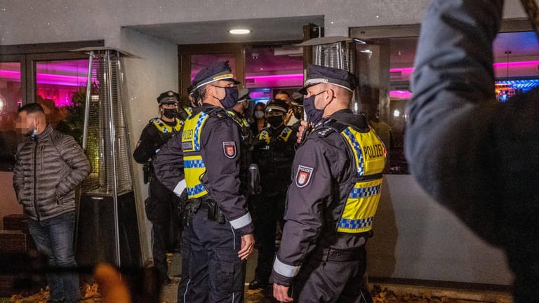 Polizeibeamte vor einem Club auf St. Pauli (Archivbild): In dem Stadtteil hatte es mehrere Fälle von K.o.-Tropfen gegeben.