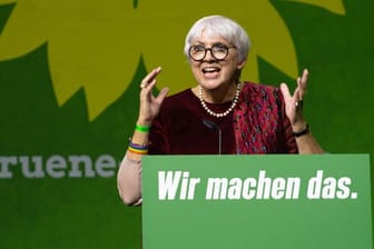 Die Bundestagsvizepräsidentin der Grünen, Claudia Roth, spricht bei der Landesdelegiertenkonferenz der bayerischen Grünen im Messezentrum.