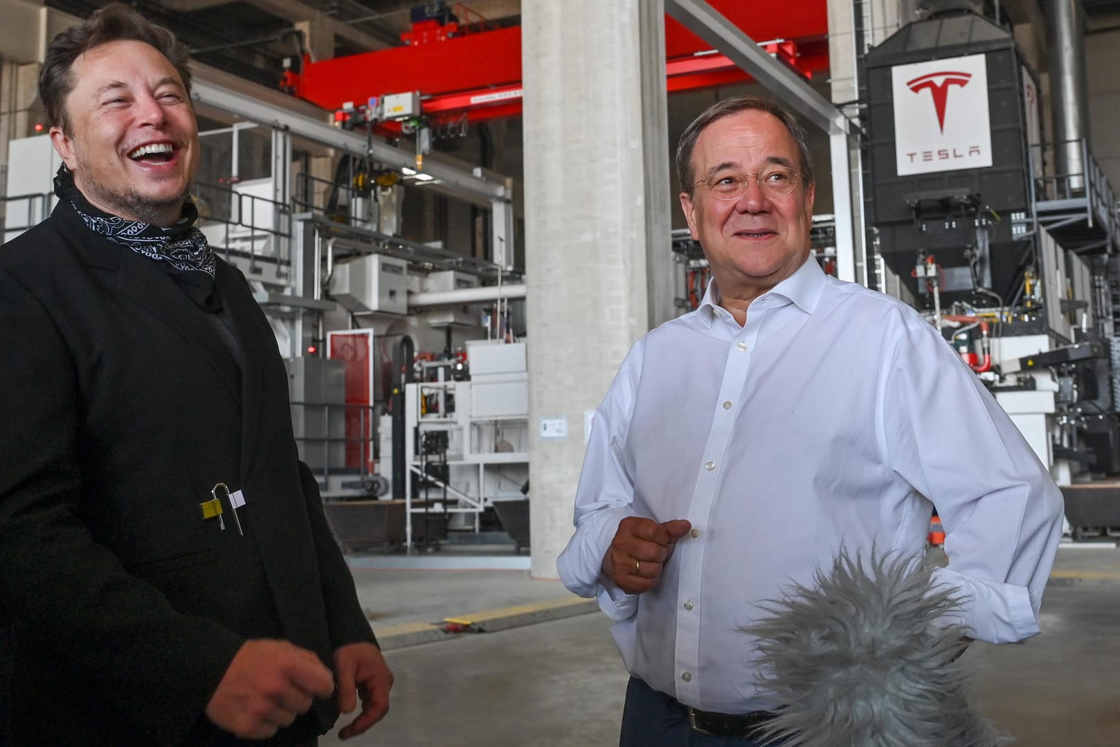 Tesla-Chef Musk zeigt Laschet die Gigafactory (Archiv): Der US-Konzern hat für seine neue Fabrik staatliche Gelder in Milliardensumme abgelehnt. Tesla-Chef Musk zeigt Laschet die Gigafactory (Archiv): Der US-Konzern hat für seine neue Fabrik staatliche Gelder in Milliardensumme abgelehnt.