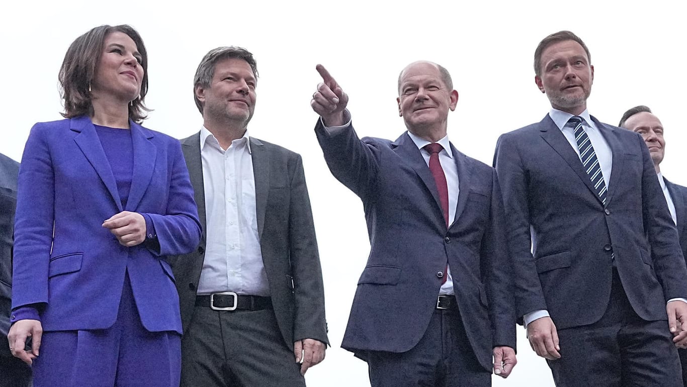 Annalena Baerbock, Robert Habeck, Olaf Scholz, Christian Lindner: Die Spitzen von Grünen, SPD und FDP sehen ihren Koalitionsvertrag naturgemäß positiv – aber sehen ihre Wähler das auch so?