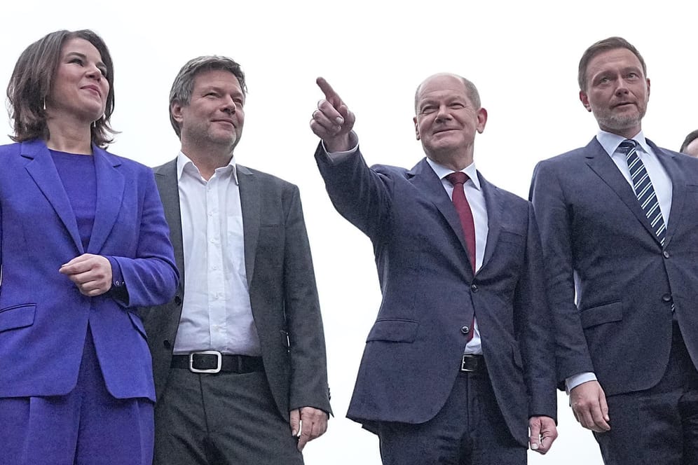 Annalena Baerbock, Robert Habeck, Olaf Scholz, Christian Lindner: Die Spitzen von Grünen, SPD und FDP sehen ihren Koalitionsvertrag naturgemäß positiv – aber sehen ihre Wähler das auch so?