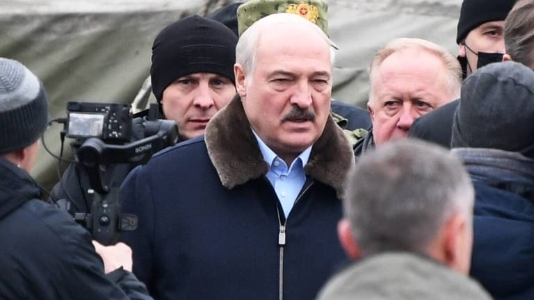 Alexander Lukaschenko beim Besuch eines Flüchtlingscamps am Freitag: Seit 1994 hält er sich in Belarus an der Macht.