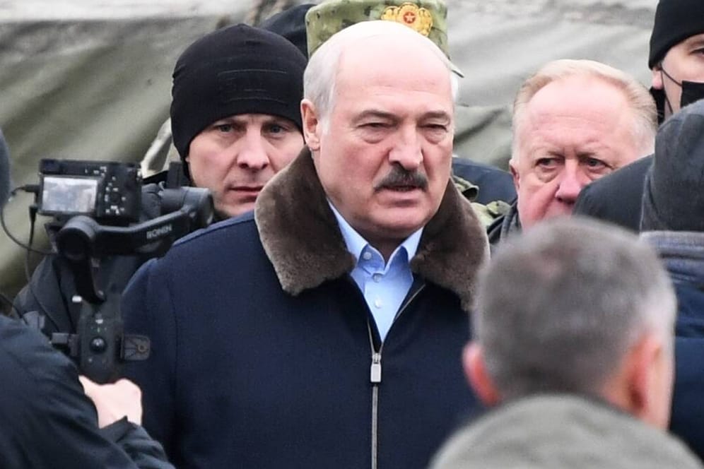 Alexander Lukaschenko beim Besuch eines Flüchtlingscamps am Freitag: Seit 1994 hält er sich in Belarus an der Macht.