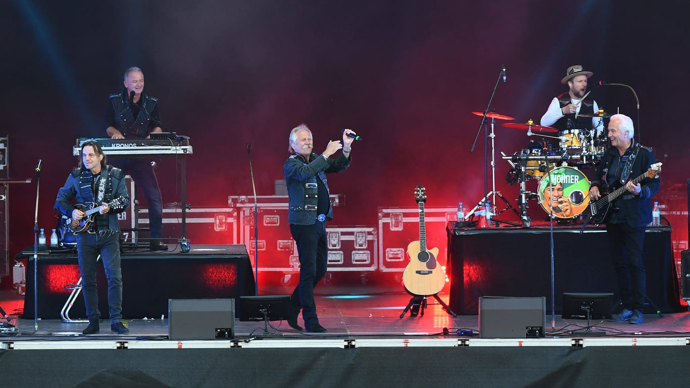 Die "Höhner" bei einem Auftritt im Sommer 2020 (noch ohne Gitarrist Edin Čolić): Aktuell ist die Hälfte der Band mit dem Coronavirus infiziert.