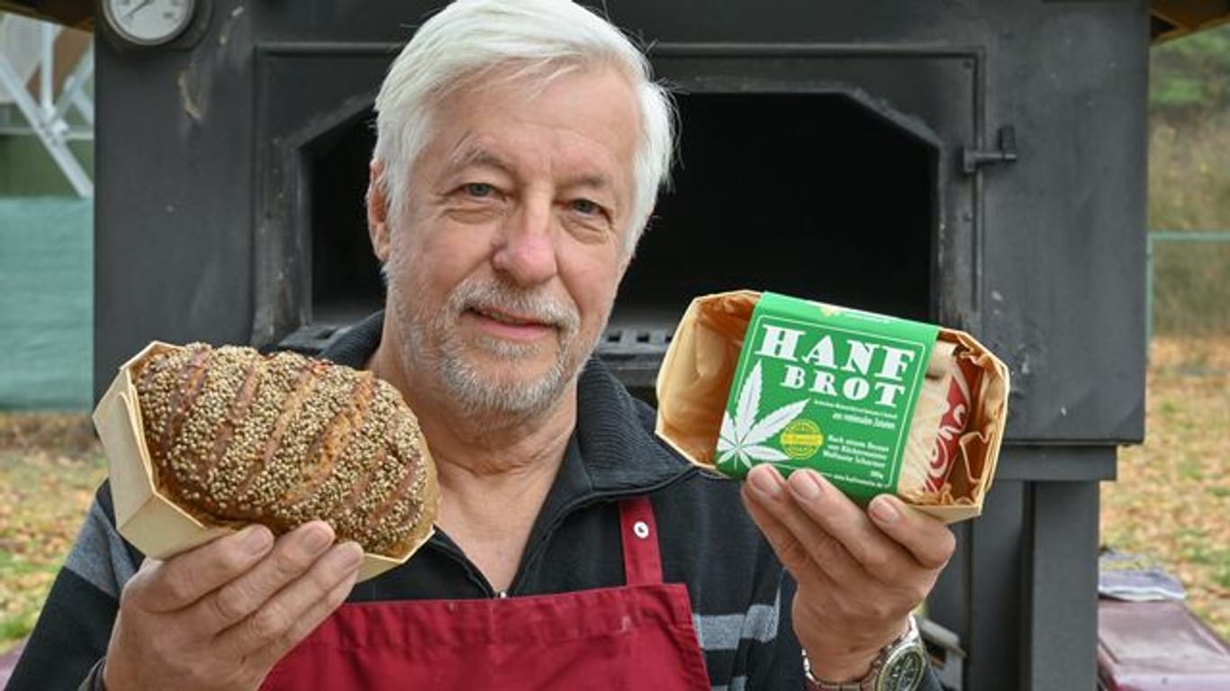 Wolfgang Scharmer, Bäckermeister im Ruhestand, zeigt sein Hanfbrot und die Backmischung.